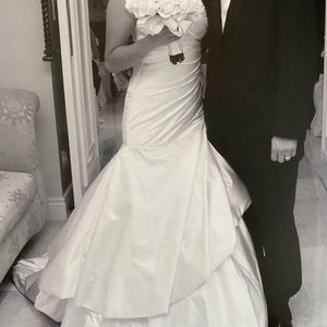 Jim Hjelm designer wedding dress size 2 to 4.